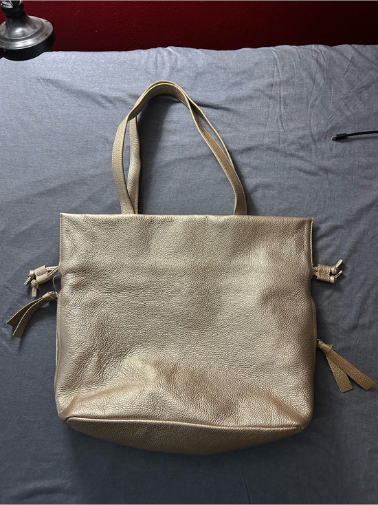 Tote Le Monde Handbags - Everyday Metallic Gold Pebbled Leather Tote